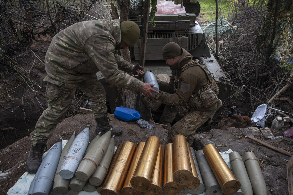 Bei den ukrainischen Streitkräften herrscht zunehmender Mangel an Munition, was ihren Kampf gegen die russischen Truppen erschwert.