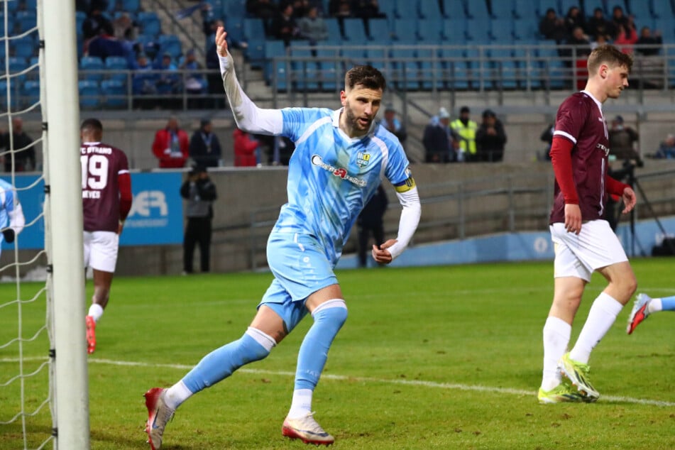 In der zweiten Hälfte verwandelt Dejan Bozic (32) einen Strafstoß sicher und sorgt für den Ausgleich.