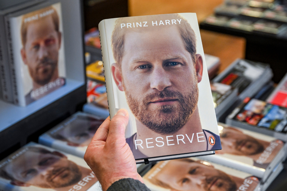 Prinz Harrys (38) umstrittenes Buch "Reserve" steht mittlerweile zum Verkauf bereit.