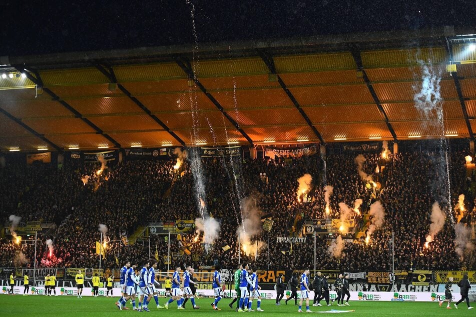 Aachens Anhänger feuerten vor Anpfiff eine wahre Batterie ab.