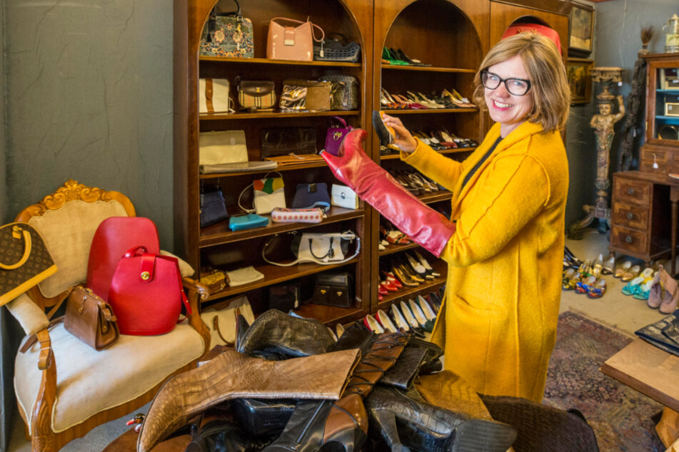 Anne Karge (41) wienert ein Paar rote Designerstiefel auf Hochglanz. Alle Stücke der Auktion können ab 6. November besichtigt werden.