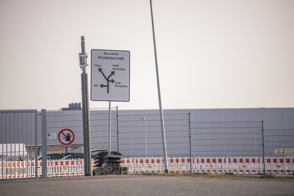 Zur Porsche-Baustelle haben nur noch Menschen mit negativem PCR-Test Zutritt.