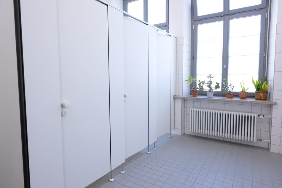 Die Jugendlichen hatten sich auf dem Schulklo eine Vape geteilt, wurden daraufhin ohnmächtig und kamen ins Krankenhaus. (Symbolbild)