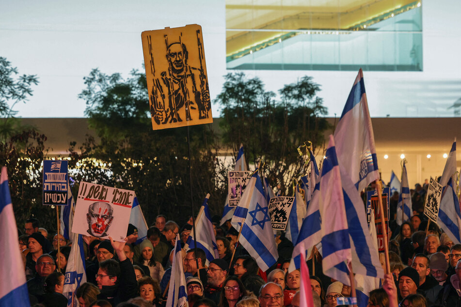In Tel Aviv protestierten zum Holocaust-Gedenktag am Samstag (Ortszeit) Tausende Menschen.