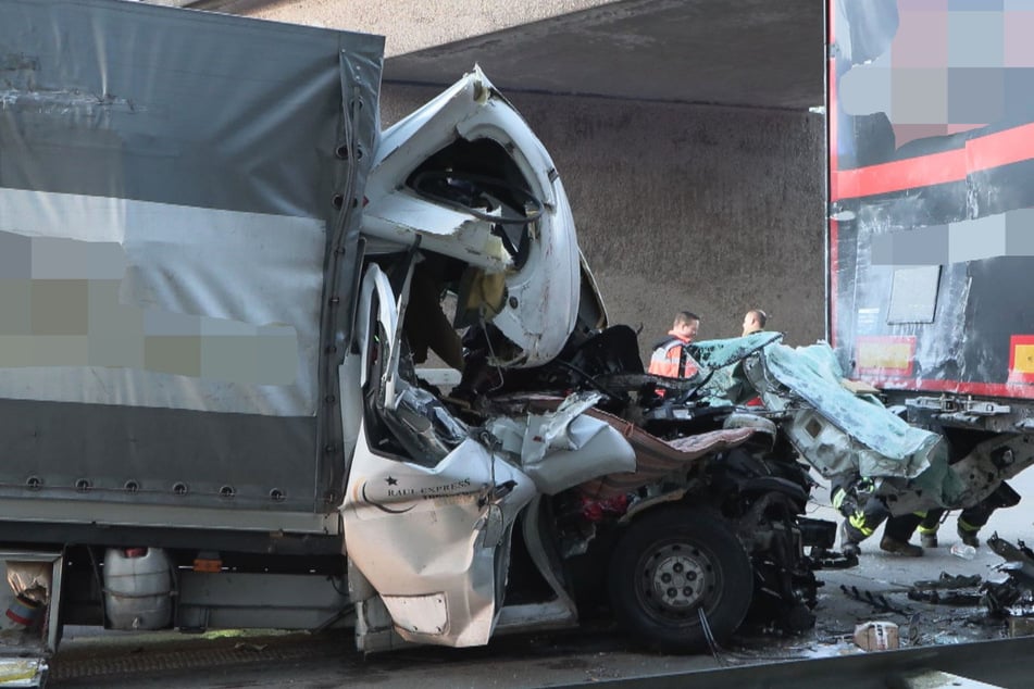 Ein Kleintransporter war auf der A1 bei Wildeshausen ungebremst in einen Sattelzug gekracht.