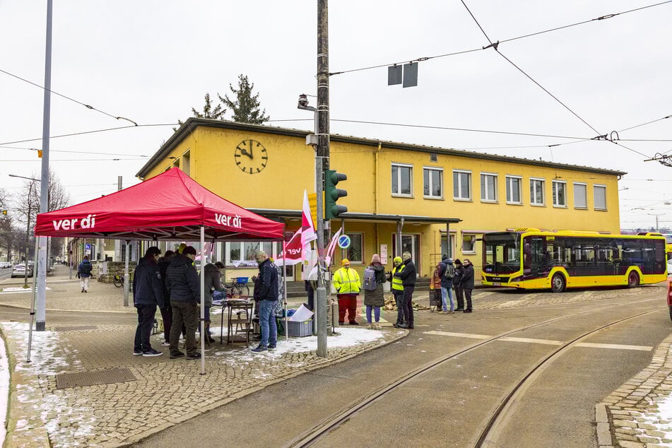 Im Laufe des Tages ließen sich immer wieder Unterstützer am "Streik-Stand" am Betriebshof Trachenberge blicken.