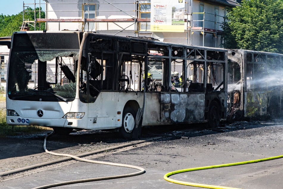 Die Einsatzkräfte der Feuerwehr hatten alle Hände voll zu tun.
