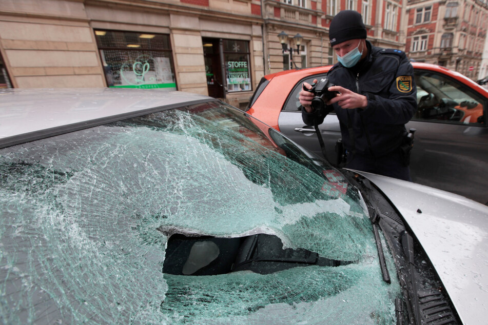 Bilder wie diese glichen sich. Autos fielen den herabstürzenden Eisbrocken zum Opfer.