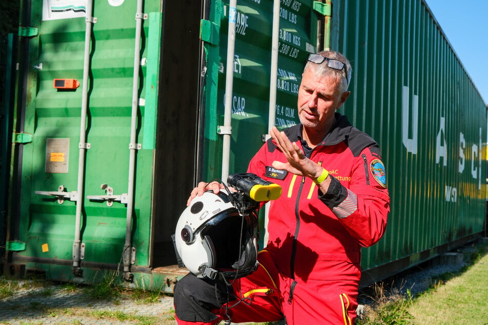 Pilot Mario Hartmann (59) erklärt das Nachtsichtgerät auf dem Helm.