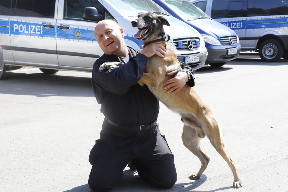 Mylo mit Polizeihauptmeister Michael Lorenz im Jahr 2018.