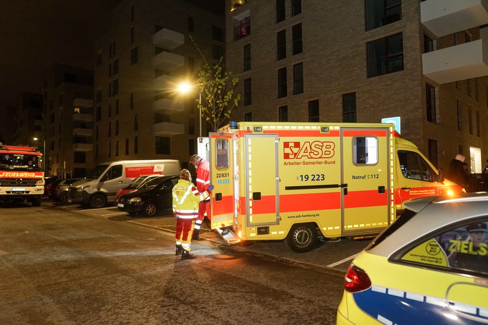 Einsatzkräfte stehen am Tatort in Altona.