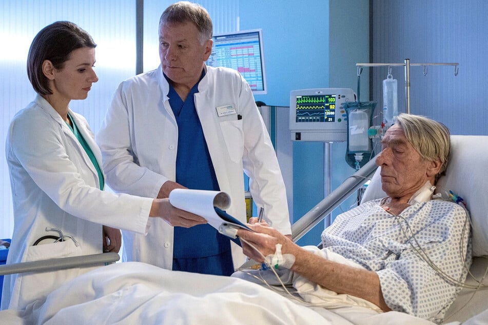 Karl unterschreibt eine Patientenverfügung, in der er externe lebenserhaltende Maßnahmen außerhalb des Eingriffs ablehnt.