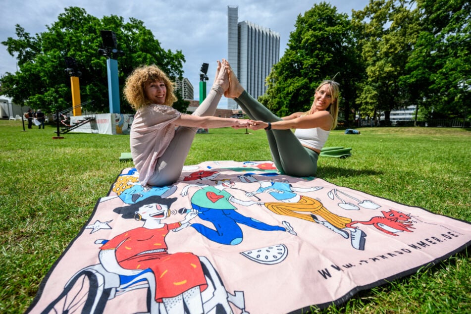 Die Yoga-Lehrerinnen Ekaterina Krauss (42, l.) und Tina Dathe (41) bieten dieses Jahr ihre Kurse beim Parksommer an.