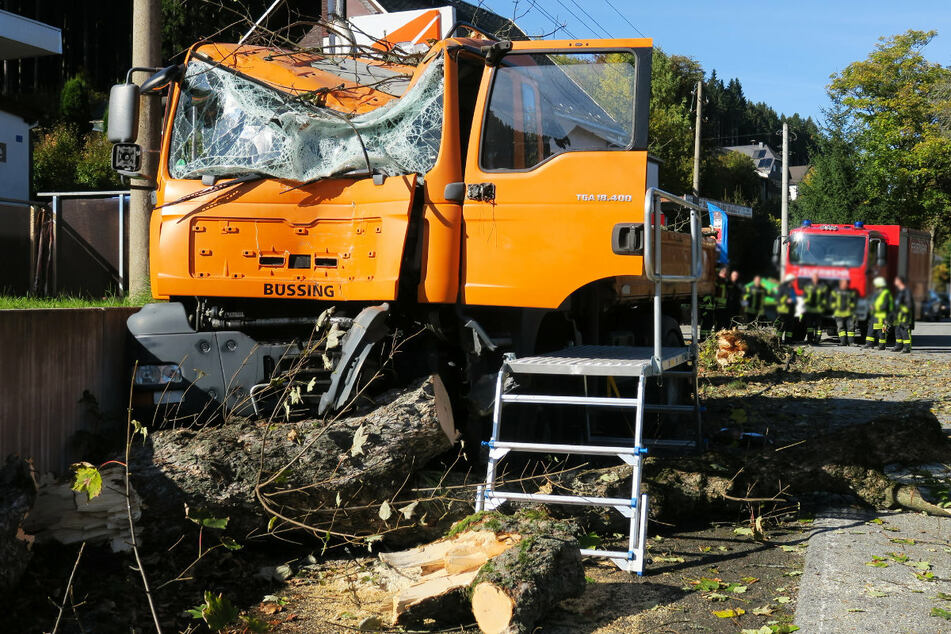 Der Fahrer des Lkw musste ins Krankenhaus gebracht werden.