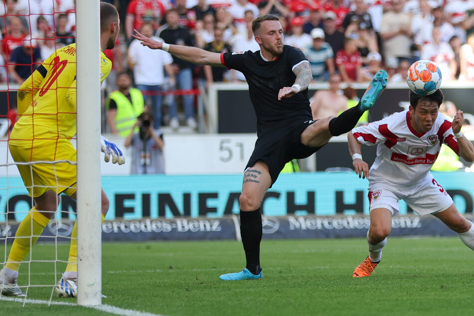 Wataru Endo (29, r.) rettet den VfB Stuttgart mit diesem Kopfball.