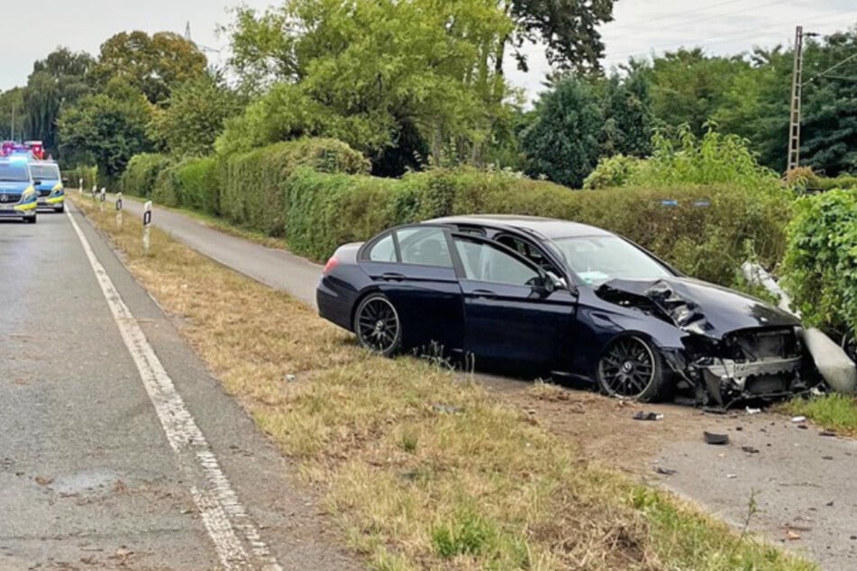 Der schwarze Mercedes wurde bei dem Unfall komplett zerstört.