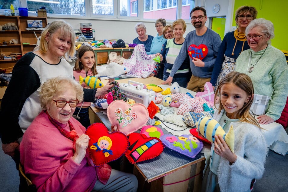 Die Teilnehmerinnen des Nähzirkels "Kreatives textiles Gestalten" der Volkssolidarität sowie Dirk Zinner (45) vom Freiwilligenprogramm der KuHa sind begeistert vom Projekt.