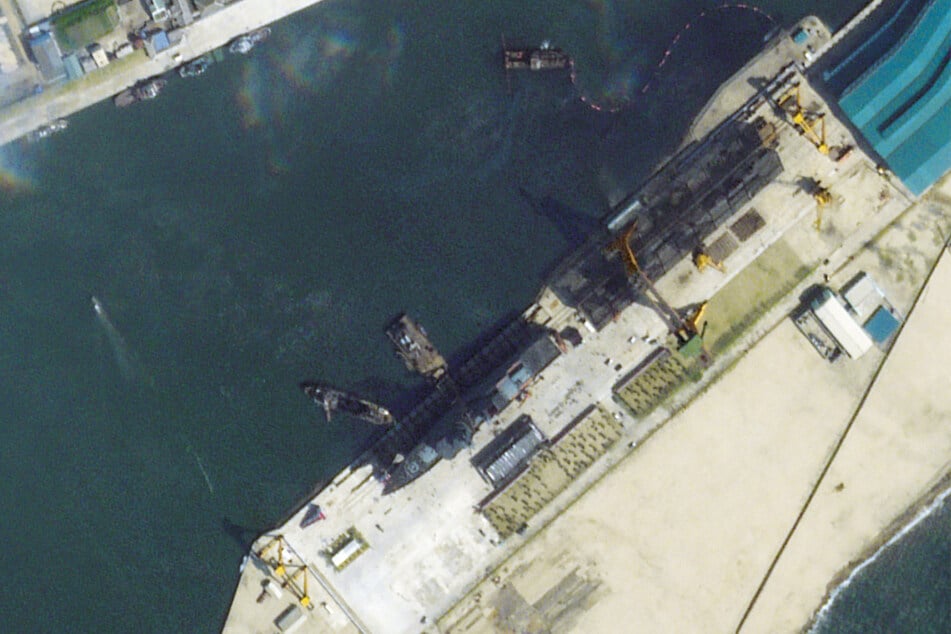 Satellitenbilder zeigen das nun havarierte Schiff vor dem Stapellauf.
