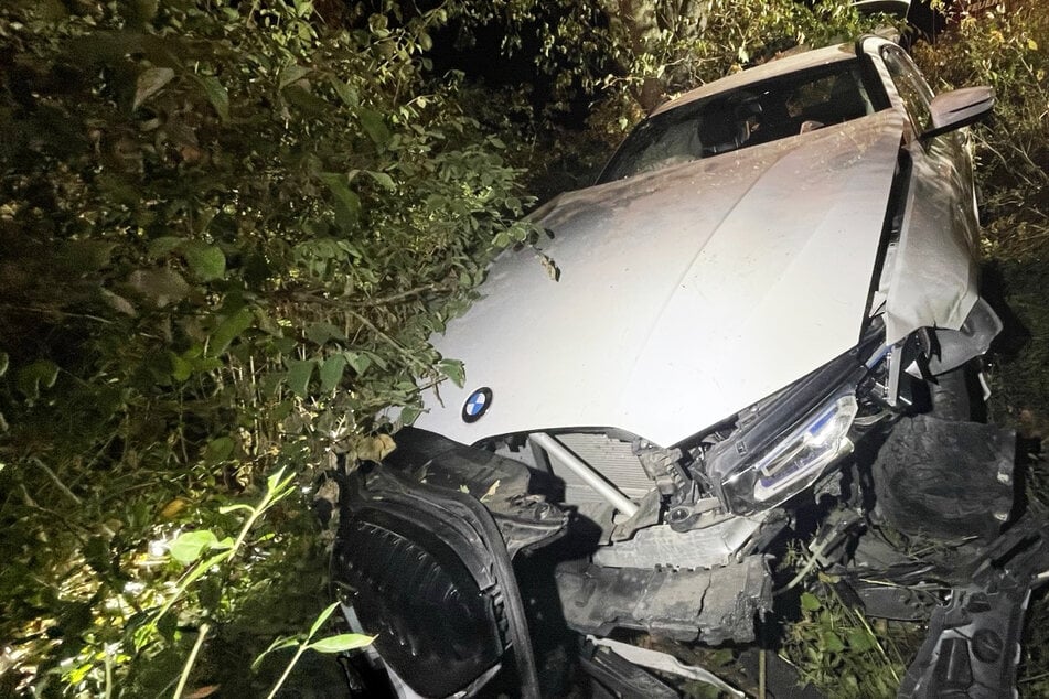 Unfall auf der K7 bei Neustadt an der Weinstraße: Ein weißer BMW donnerte in die Straßenböschung.