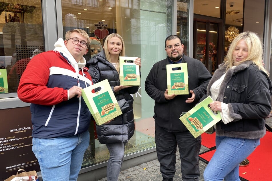 Umso freudiger waren diejenigen, die sich eine der begehrten Schoko-Tafeln sichern konnten.