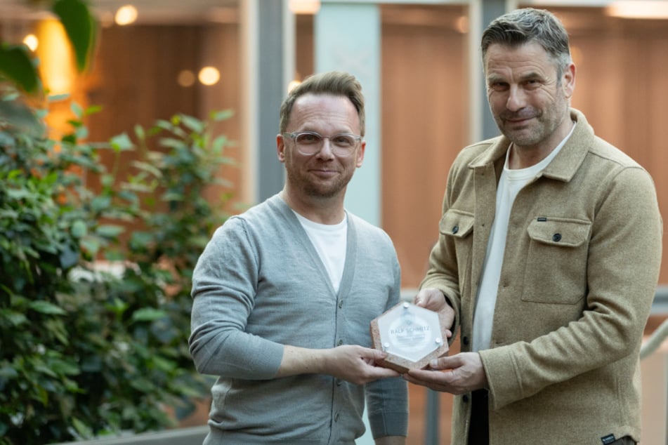 Ralf Schmitz (51) erhält von Geschäftsführer Dr. Ralf Schulze den Stadthallenpreis "Chemnitzer Biene"