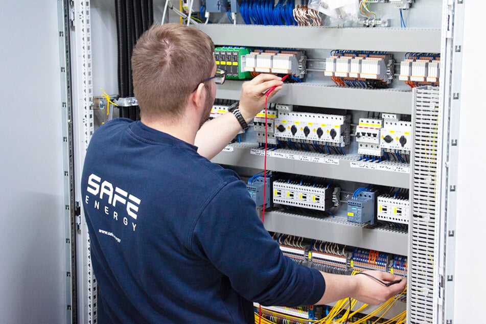 Wer als Monteur Elektrotechnik (m/w/d) anfängt, wird durch komplexe Tätigkeiten gefordert.