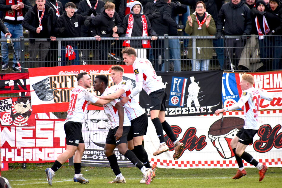 Dank einer erfolgreichen Hinrunde spielen die Rot-Weißen diese Saison in der Regionalliga Nordost um den Aufstieg.