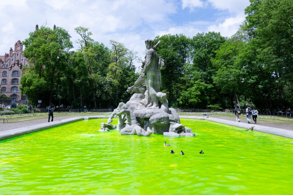 Umweltaktivisten haben das Wasser des Neptunbrunnens in der Innenstadt grün eingefärbt.