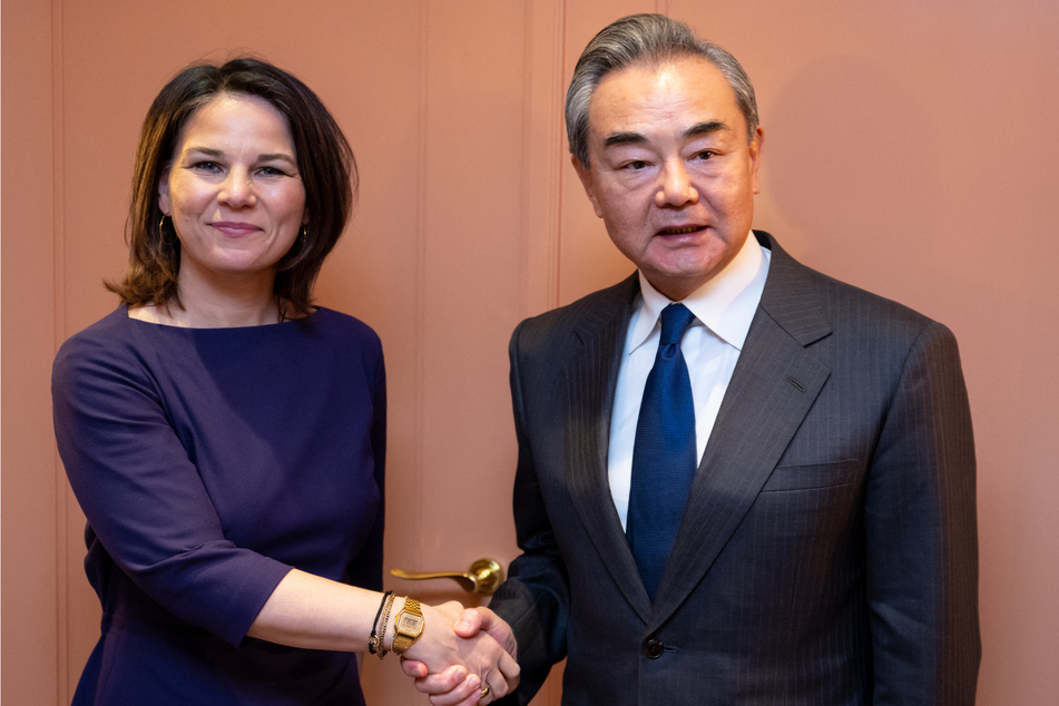 Bundesaußenministerin Annalena Baerbock (42, Grüne) und der oberste chinesische Außenpolitiker Wang Yi (69) geben sich bei der Münchner Sicherheitskonferenz die Hand. Doch hinter den Kulissen gilt das Verhältnis als angespannt.
