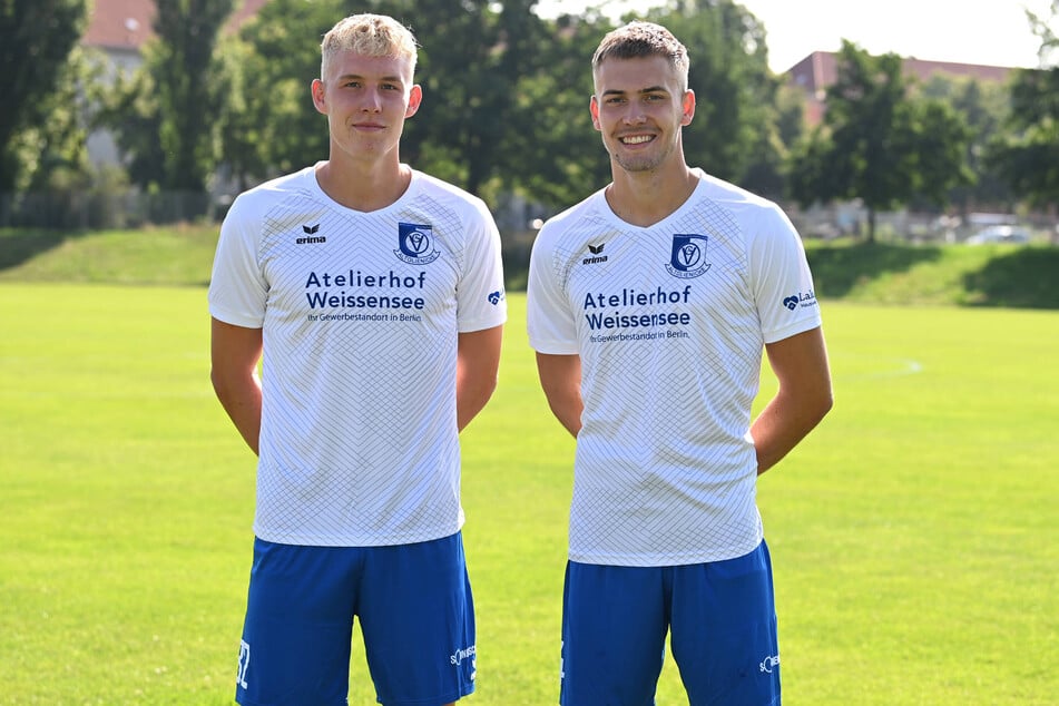 Da strahlten sie als Spieler: Paul (24, l.) und Johannes Manske (25) wechseln vom Platz ins Büro. (Archivbild)