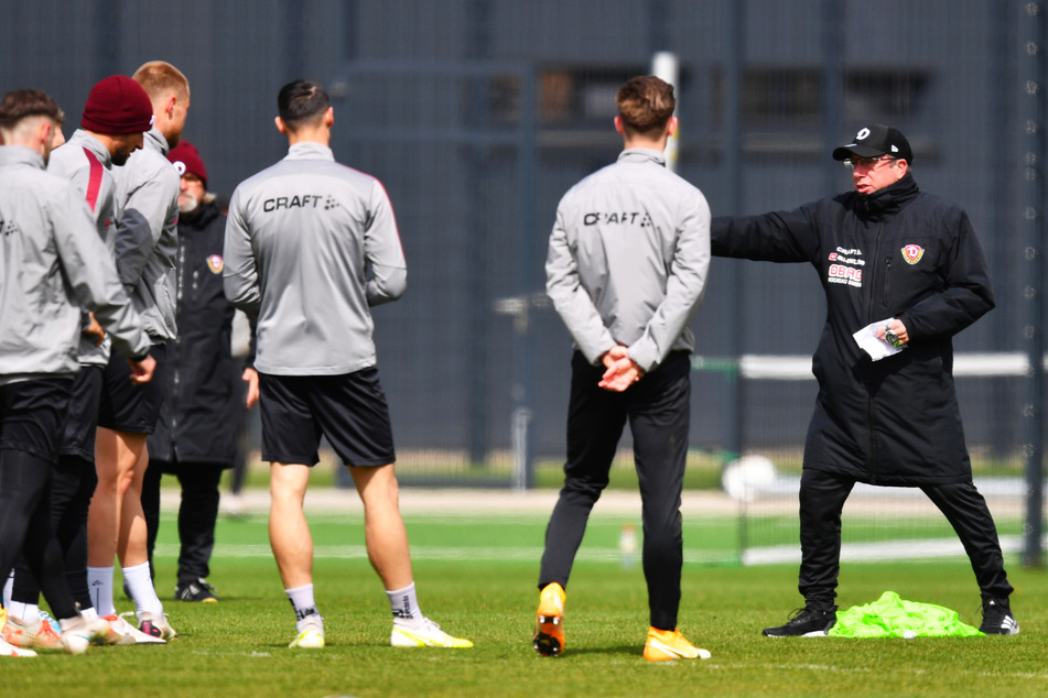 Dynamo-Coach Markus Kauczinski (51, r.) darf derzeit mit seiner Mannschaft nicht trainieren. Läuft alles gut, könnte es aber am Mittwoch weitergehen.