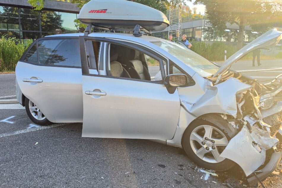 Auch der Toyota wurde stark beschädigt.