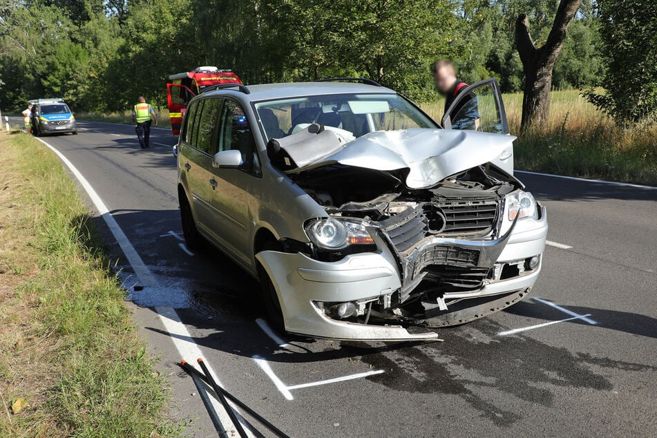 Obwohl der VW Touran das einzige beteiligte Unfallfahrzeug war, wurde er nicht nur vorne beschädigt.