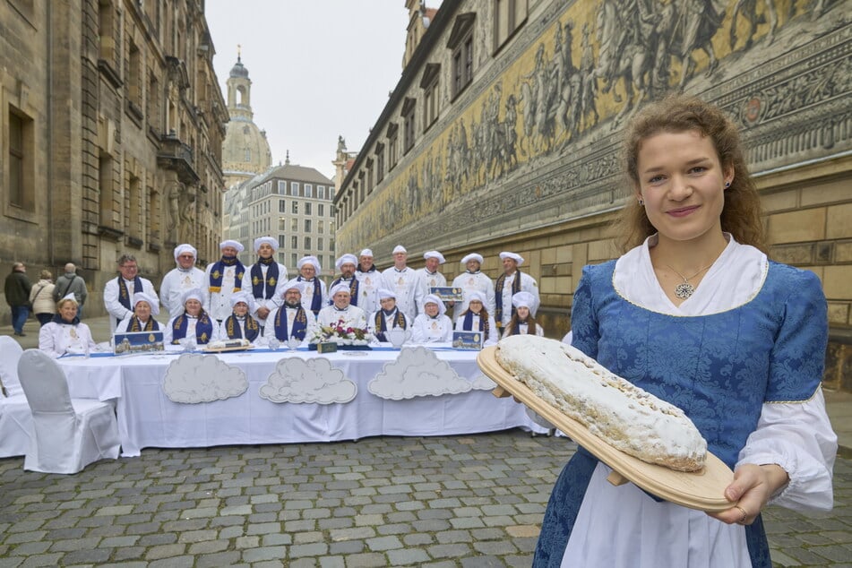 Stollenmädchen Lorna Prenzel (22) hält einen echten Dresdner Christstollen, der traditionell am ersten Advent aufgeschnitten wird.