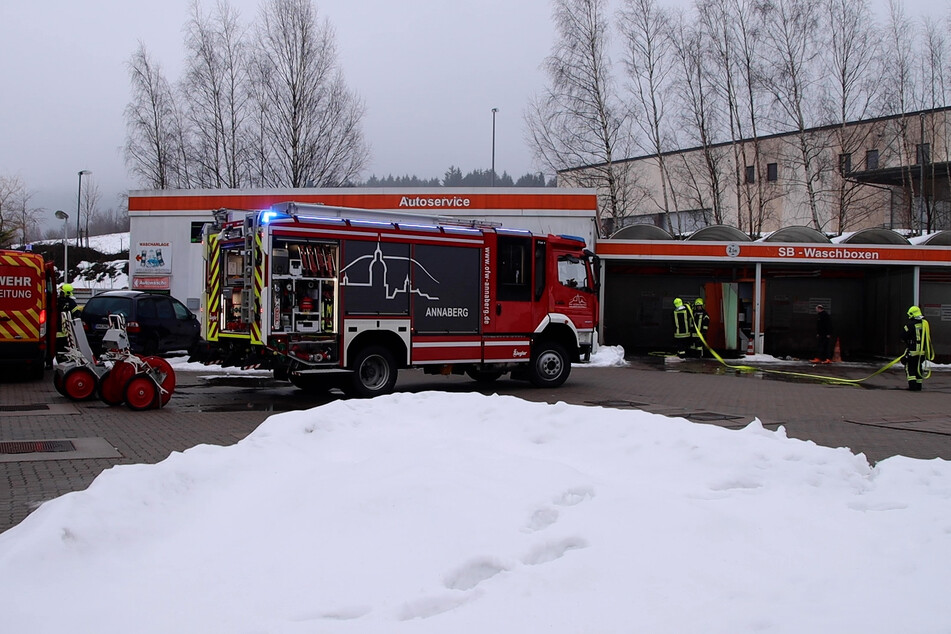 Brand an Tankstelle: Feuerwehreinsatz im Erzgebirge