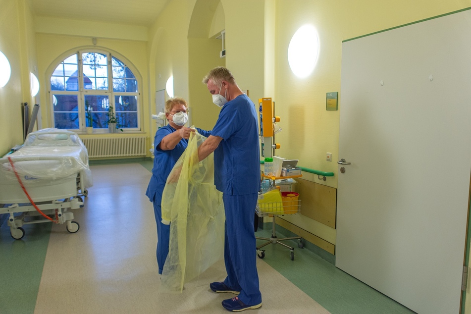 Prof. Christian Pihl (53,links) von der Westsächsischen Hochschule Zwickau unterstützt das Chemnitzer Klinikum als Pfleger auf einer Corona-Station.
