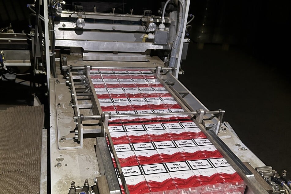In der Fabrik selbst wurden 30 Millionen illegale Zigaretten entdeckt und sichergestellt.