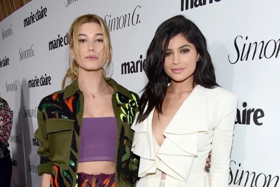 Kylie Jenner (27, r.) gab am Freitag auf Instagram einen Einblick in ihren Gruppenchat mit Hailey Bieber (28). (Archivbild)