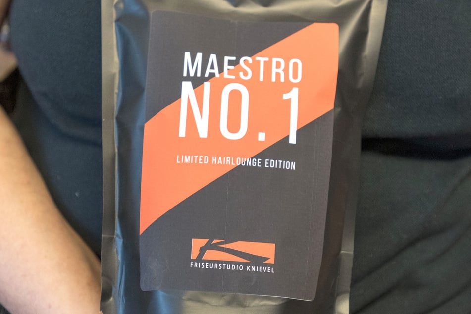 Die schwarz-rote Verpackung ist an Knievels Firmenlogo angelehnt.