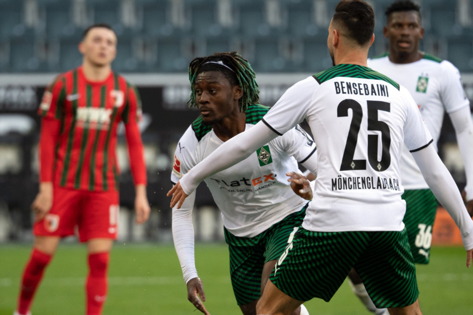 Traf per Kopf: Kouadio Kone (2.v.l.) bejubelt seinen Treffer zur 1:0-Führung für Borussia Mönchengladbach.