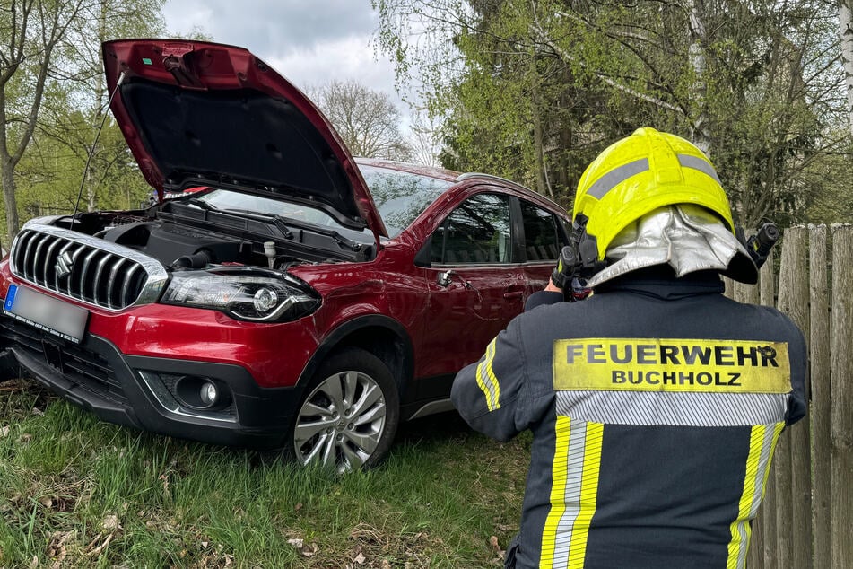 Unfall im Erzgebirge: Suzuki kracht durch Zaun
