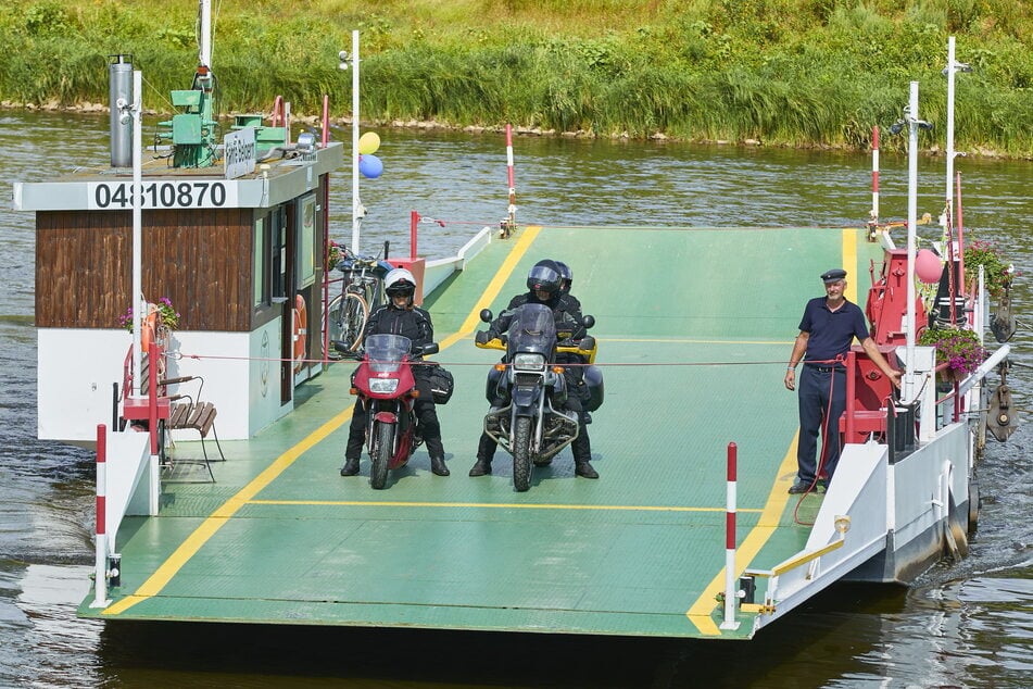 Die Gierseilfähre setzt zwischen den Brücken in Torgau und Mühlberg über die Elbe.