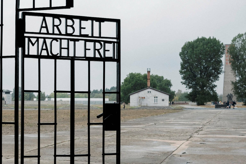 Das Landgericht Neuruppin sieht es als erwiesen an, dass der 101-Jährige an der Ermordung von mehr als 3500 Häftlingen im KZ Sachsenhausen beteiligt war.