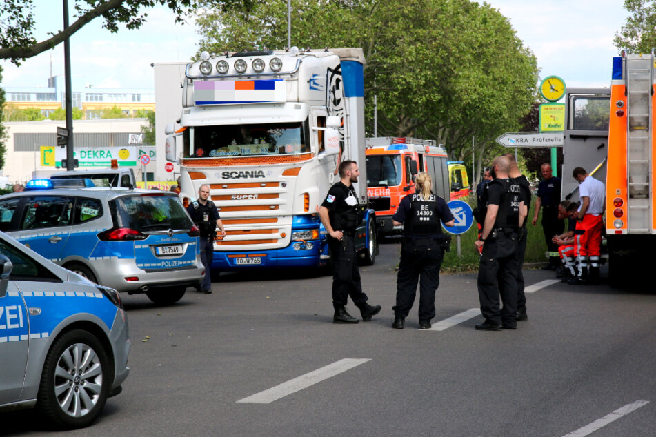 Der Lkw soll die Person tödlich verletzt haben.