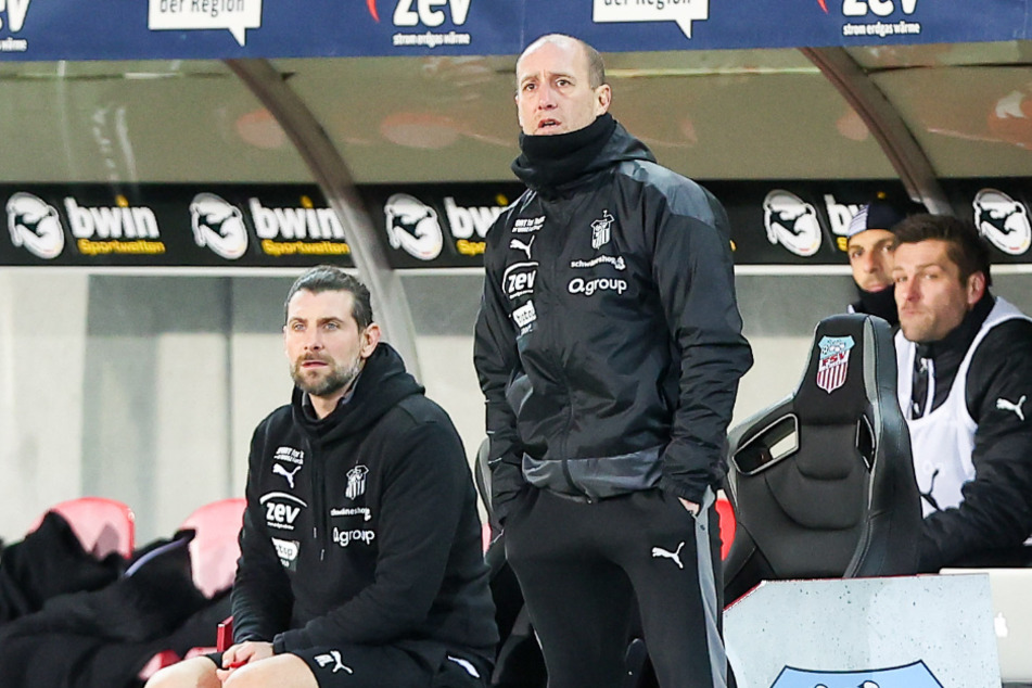 Gespannte Blicke auf die Partie gegen SV Meppen: Joe Enochs (51, 2.v.l.) und sein Co-Trainer Robin Lenk (38, l.)