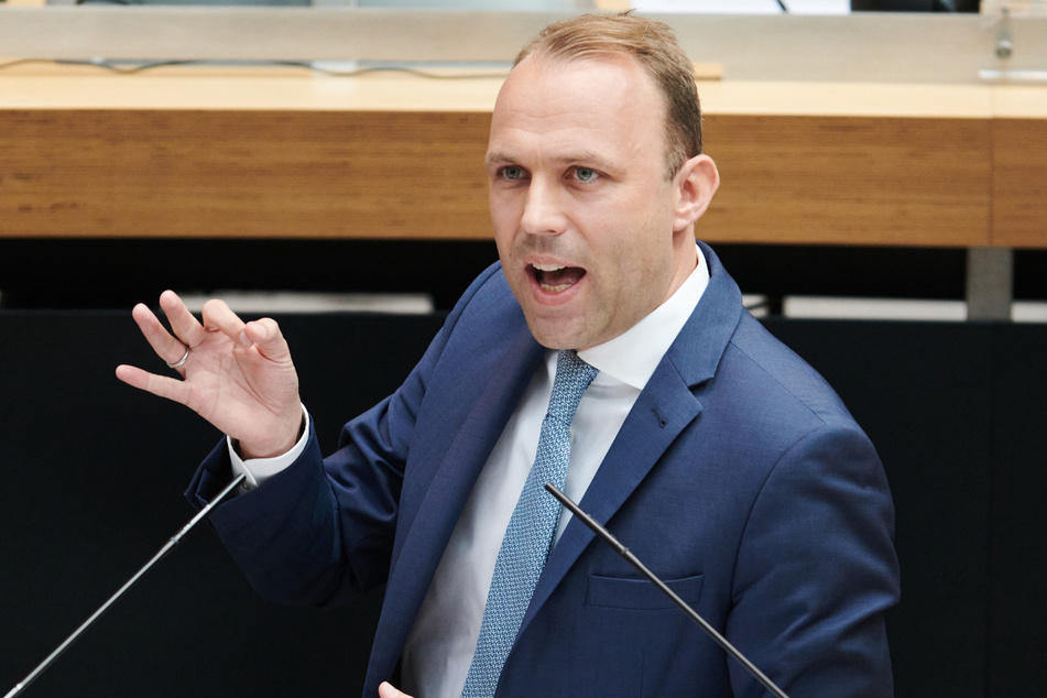 Sebastian Czaja spricht in der Plenarsitzung des Berliner Abgeordnetenhauses. Der Berliner FDP-Fraktionschef wirft dem rot-rot-grünen Senat "Sprachlosigkeit" vor.