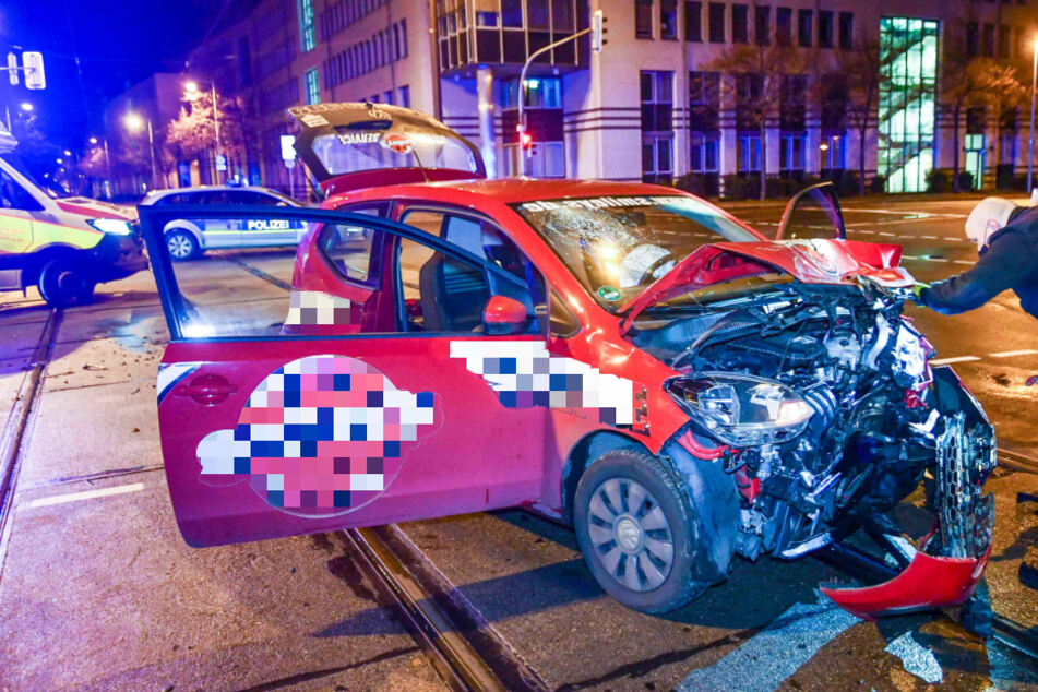 VW kracht frontal in Pizza-Auto: 19-Jährige bei Unfall schwer verletzt!