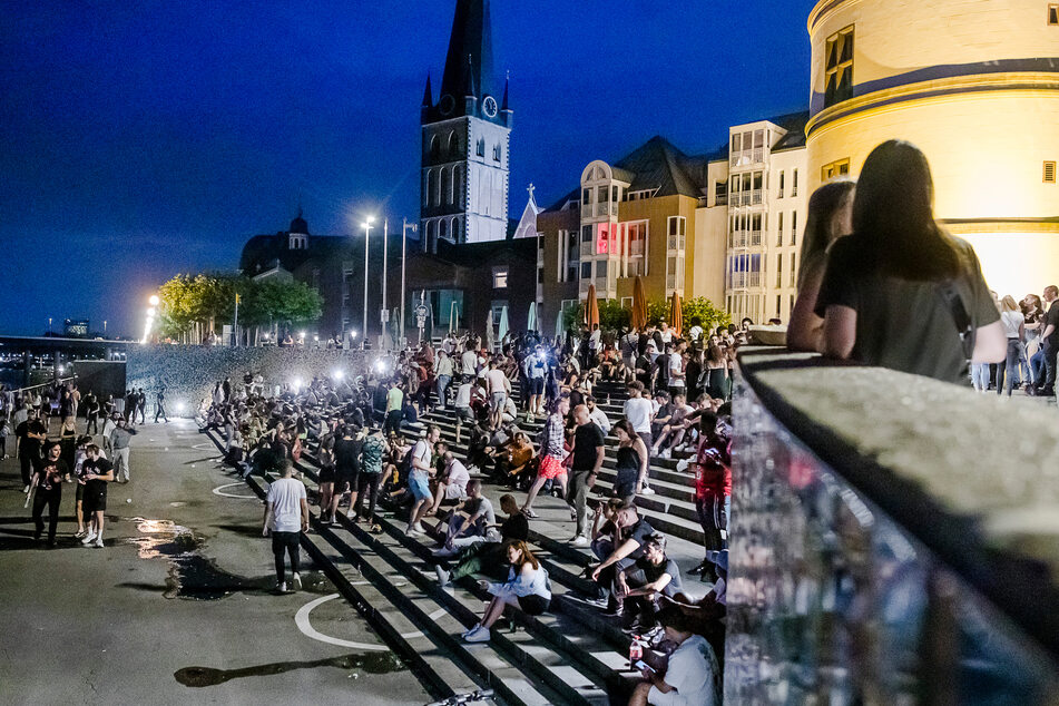 Voll trotz Corona: Der Burgplatz gehört zu den beliebten Plätzen in der Düsseldorfer Altstadt (Archivbild).