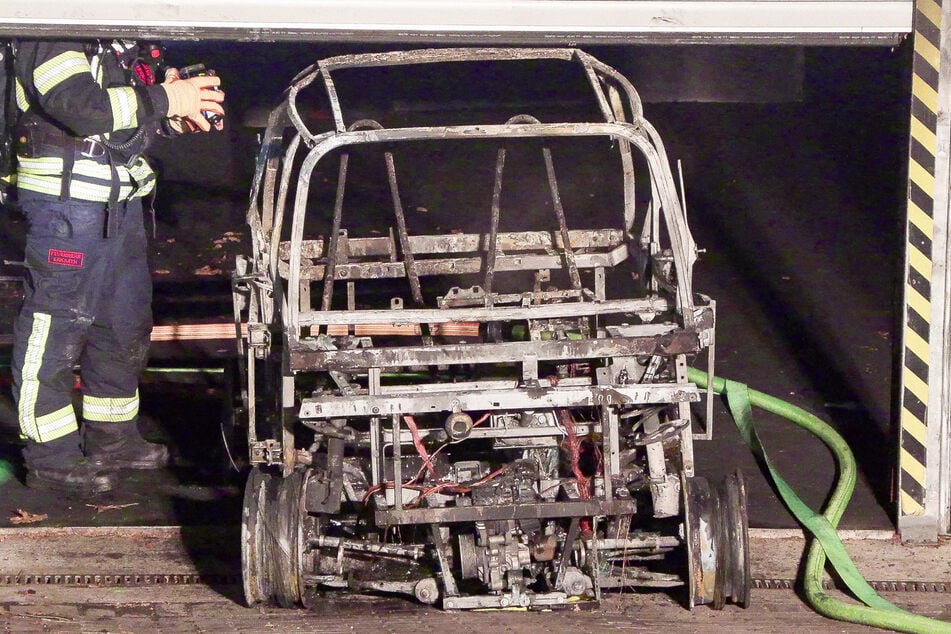 Die E-Fahrzeuge brannten vollständig aus. Auch an anderen in der Tiefgarage abgestellten Autos entstand ein Sachschaden.