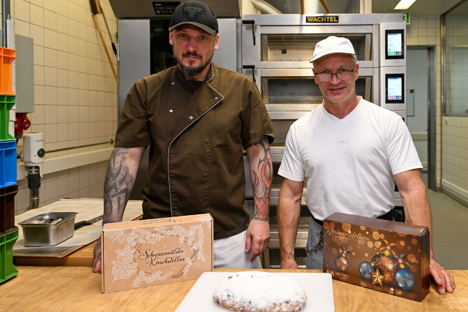 Bäckermeister Daniel Gerlach (43, l.) und Betriebsleiter Henry Schäfer (52) sorgen dafür, dass in der Anstaltsbäckerei alles rund läuft.